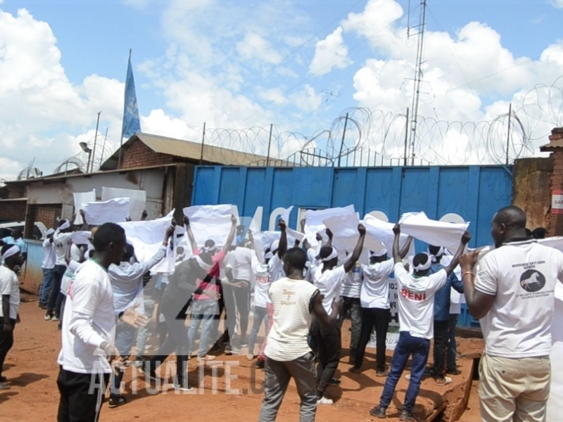 Les militants de Lucha devant la base de la Monusco à Butembo/Ph ACTUALITE.CD 