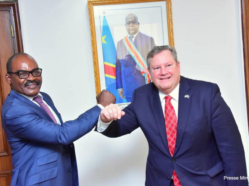 Nicolas Kazadi, ministre des Finances et Mike Hammer, ambassadeur américain en RDC. Ph. Droits tiers.