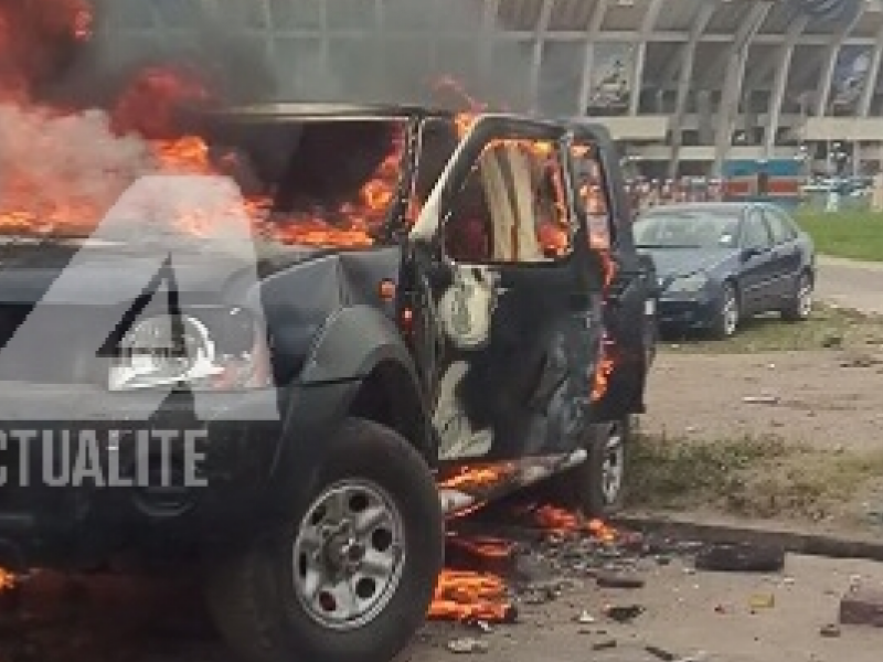 Une jeep de la police incendiée lors des tensions opposant les deux camps islamiques au Stade des Martyrs/Ph. ACTUALITE.CD