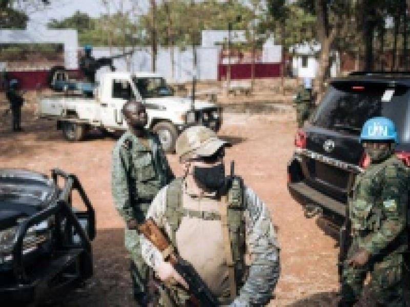 AFP/Un Casque bleu rwandais de la Minusca (d), un garde russe d'un groupe de sécurité privée (c) et un membre de la garde présidentielle centrafricaine (g) assurent la protection du président Faustin Archange Touadéra, le 27 décembre 2020 à Bangui