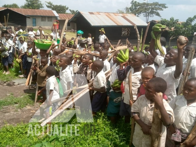 Les écoliers de Mutwanga apportent des vivres et non vivres aux militaires/Ph ACTUALITE.CD 