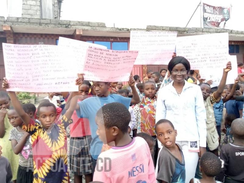 Les enfants sinistrés cantonnés à Sake reclamant leur retour à l'école/Ph. ACTUALITE.CD