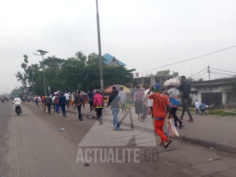 Quelques passagers en train de marcher sur le boulevard Lumumba dans la commune de N'djili/Ph. ACTUALITE.CD