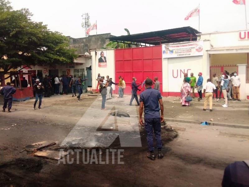 La police lors d'une intervention devant le siège national de l'UNC/Ph. ACTUALITE.CD