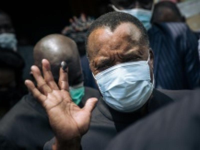 Le président congolais Denis Sassou Nguesso fait signe à des responsables à Brazzaville, le 21 mars 2021/AFP