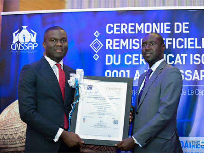 Mutombo Muke, le chargé de mission de la CNSSAP lors de la remise du certificat ISO. Ph. Droits tiers. 