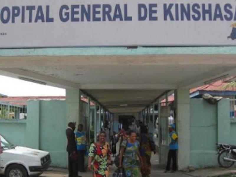 Vue de l'entrée de l'hôpital général provincial de Kinshasa. Photo droit tiers.