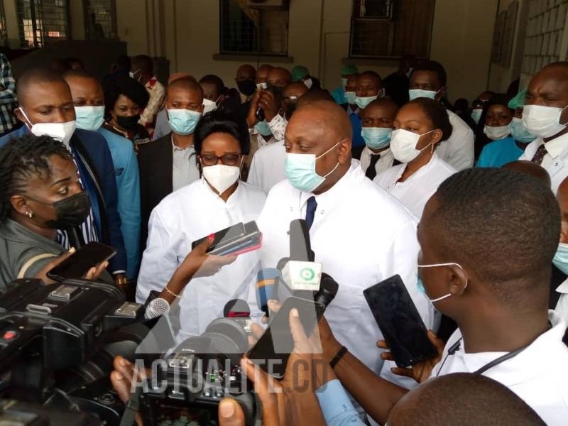 Jean-Jacques Mbungani après avoir reçu sa première dose de vaccin AstraZeneca/Ph. ACTUALITE.CD