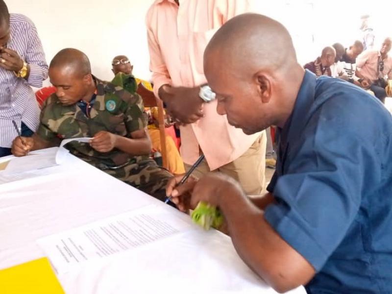 Signature de l'acte de paix par les représentants des factions de la milice Malaika