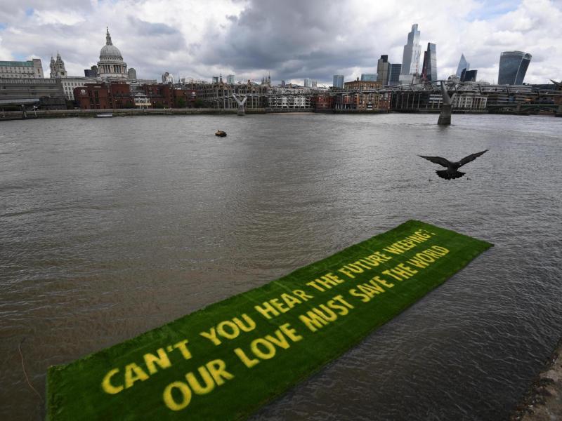 Une bannière du mouvement écologiste Extinction Rebellion sur la Tamise, le 25 juin 2021. AFP