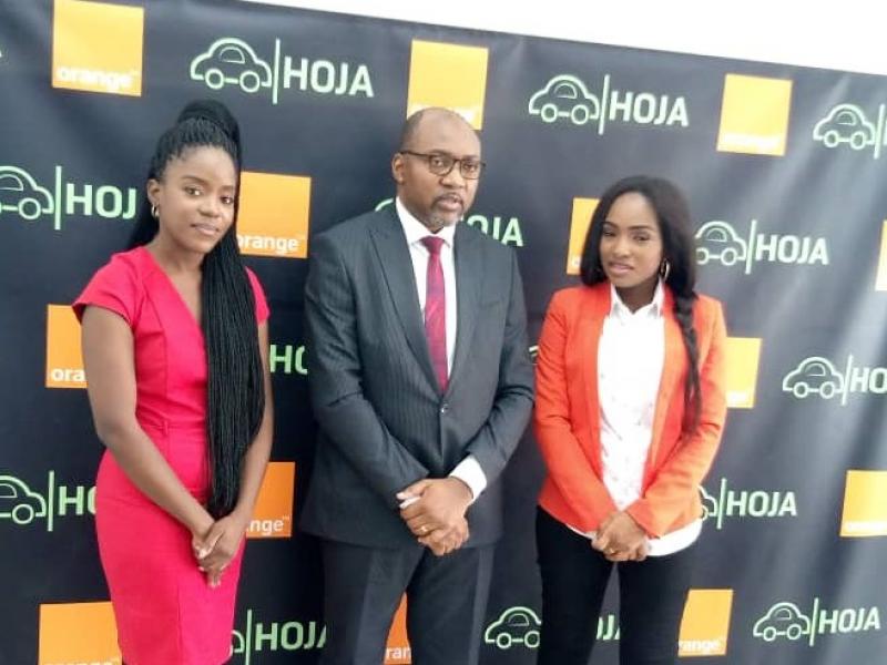 De gauche à droite, Ursula Ndombele Présidente HOJA, Serge Kahozi Directeur marketing et commercial Orange, Magalie Bueyasadila Vice-présidente HOJA