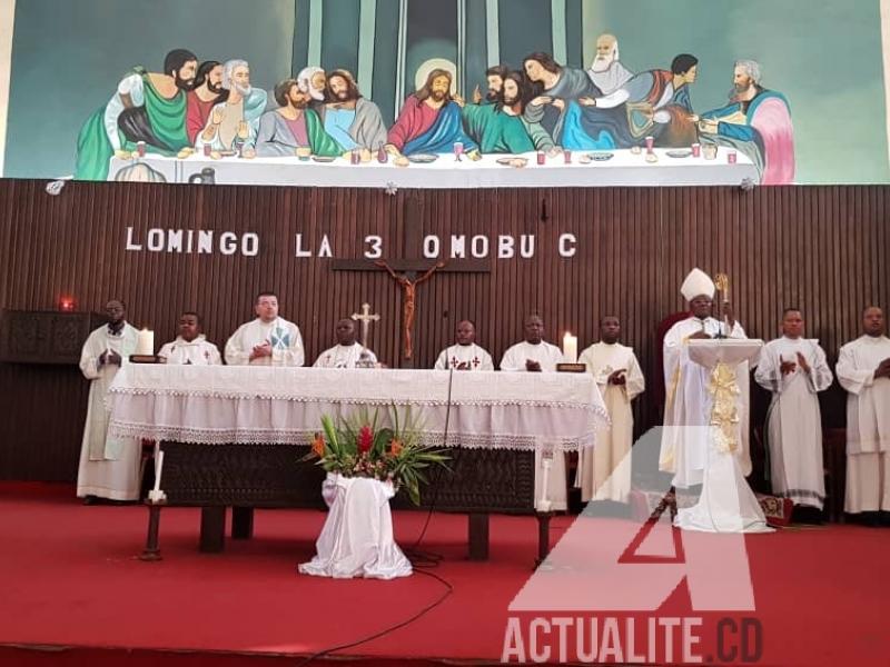 L'autel de la paroisse catholique St Joseph de Matonge à Kinshasa