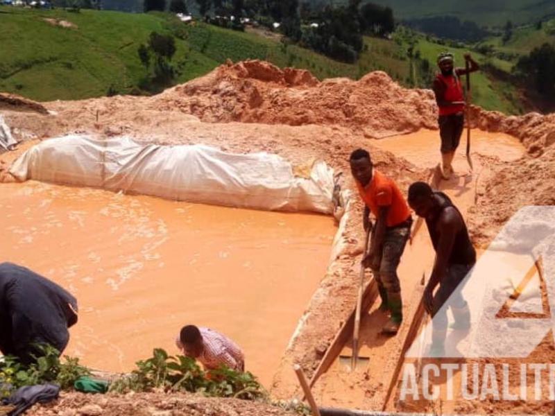 Illustration. Des creuseurs artisanaux dans une carrière d'exploitation de coltan à Masisi