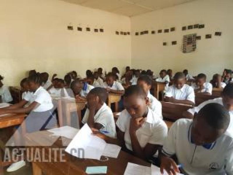 Les élèves dans une salle de classe à Beni