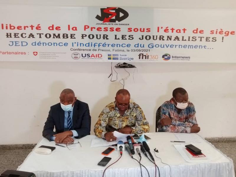 De gauche à droite (sur la photo) : Tito Ndombi, Président du CSAC, Tshivis Tshivuadi, Secrétaire général de JED et Kibambi Shintwa, Président de l'ANEAP