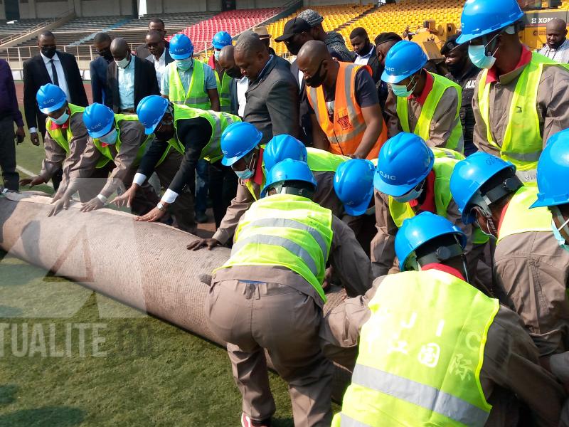 Changement de la pelouse syntétique du stade des Martyrs.