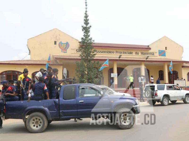 Une jeep de la police devant l'Assemblée provinciale du Maniema