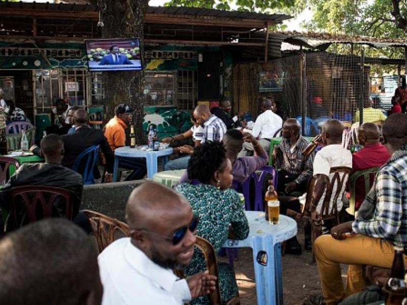 Une terrasse en pleine ville de Kinshasa