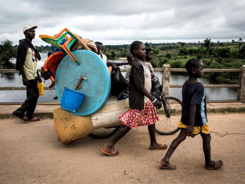 Une famille fuit les violences à Kamonia, dans la province du Kasaï en RDC. Octobre 2017.   © HCR / John Wessels