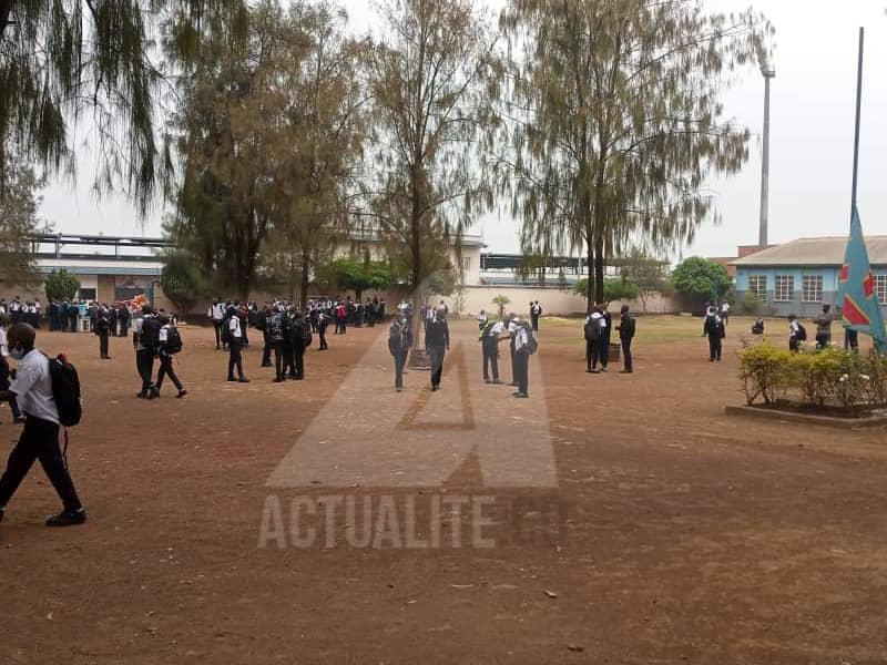 Quelques élèves dans la cour d'une école à Lubumbashi