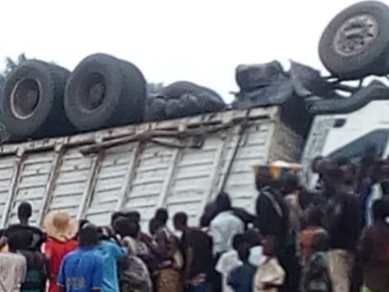 Un camion accidenté sur la route Tshikapa