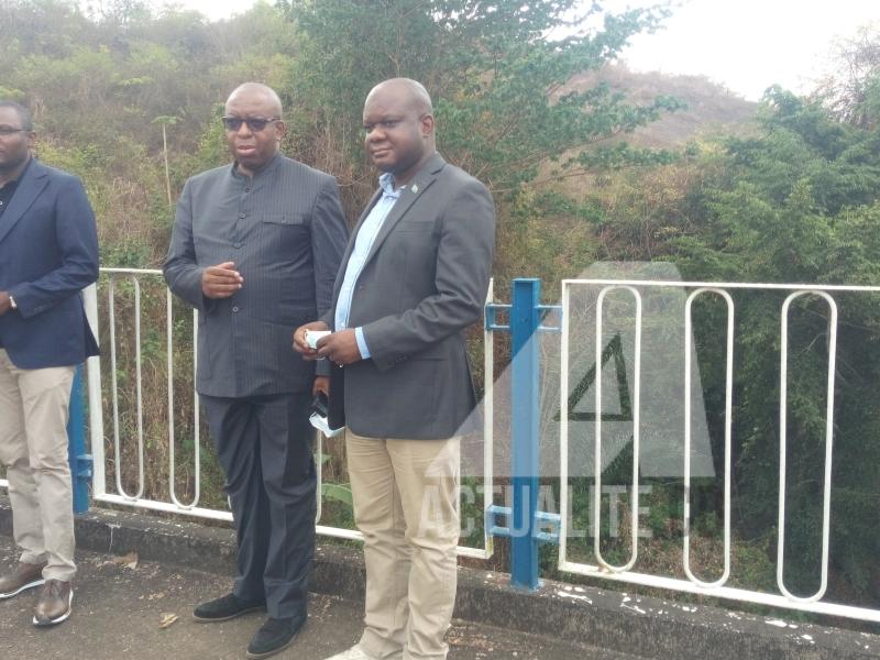 Le ministre des ressources hydrauliques et de l'électricité, le vice-ministre du plan et le DG de la SNEL sur le pont Bundi. Photo actualite.cd