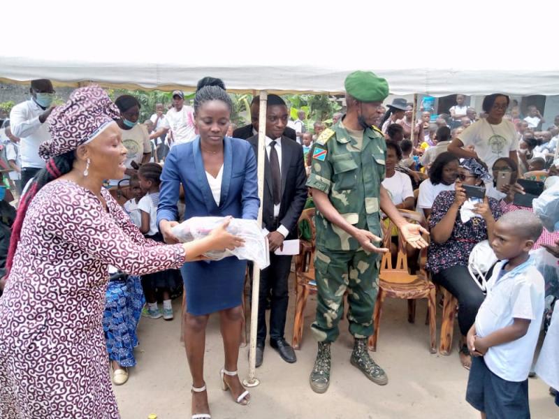 Remise des kits scolaires aux enfants de l'école primaire du camp Kokolo