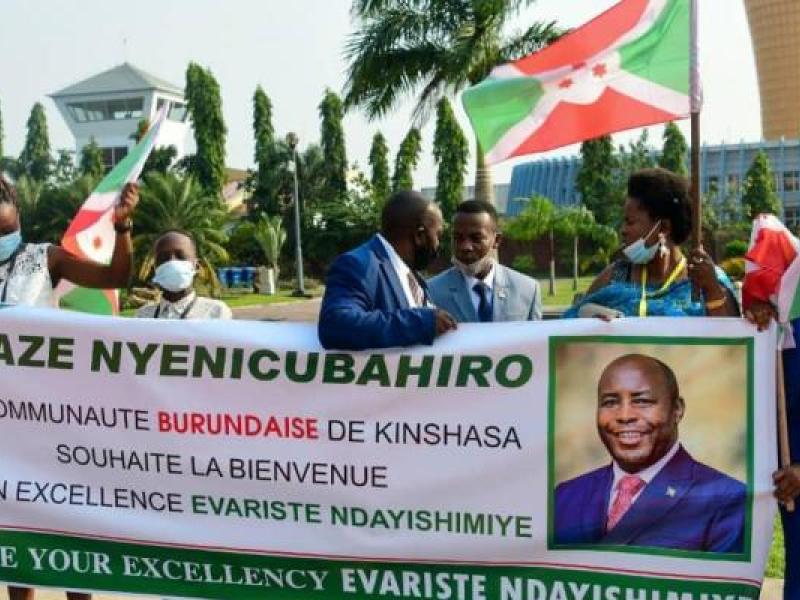 Des burundais accueillant leur président à Kinshasa