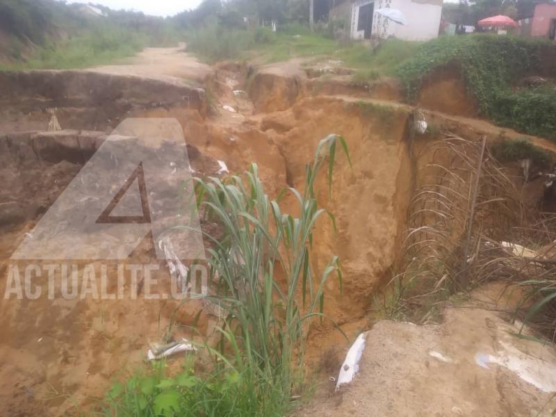 Une avenue de la commune de Ngaliema rongée par l'érosion 