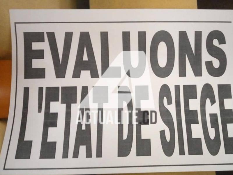 Affiche à l'Assemblée nationale exigeant l'évaluation de l'état de siège en Ituri et au Nord-Kivu