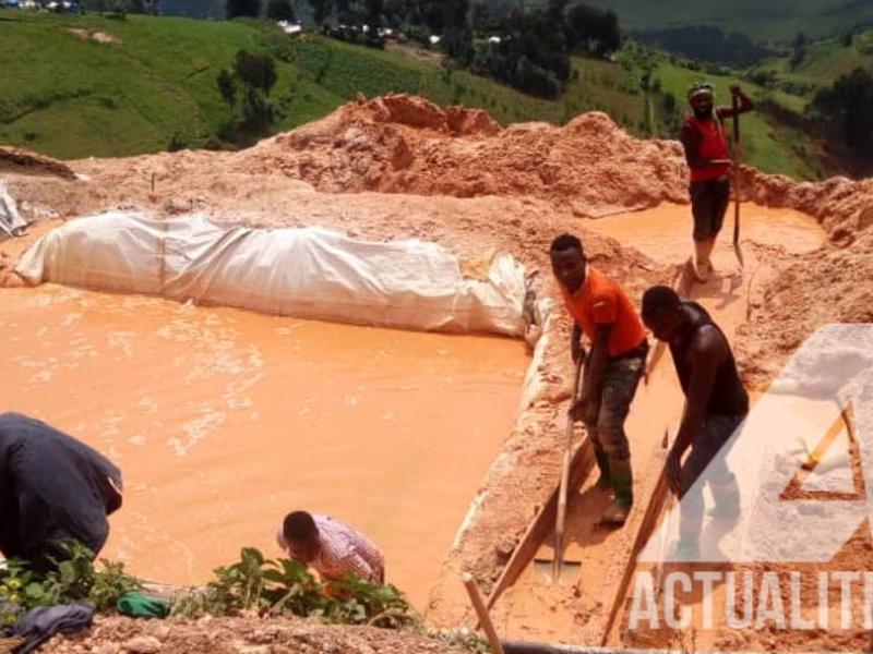 Creuseur artisanaux dans une carrière d'or dans l'est du pays