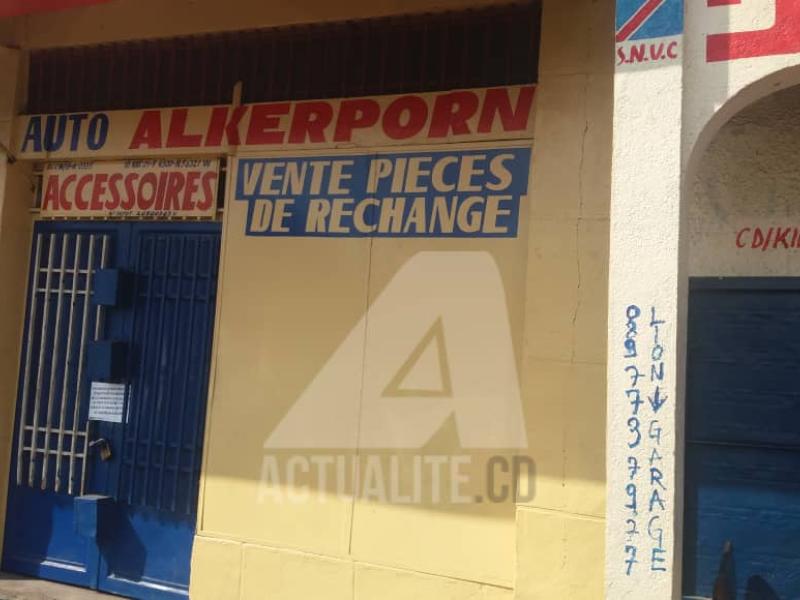 Une maison de vente des pièces de rechange des véhicules au niveau de Rond-point Kimpwanza dans la commune de Kasa-Vubu