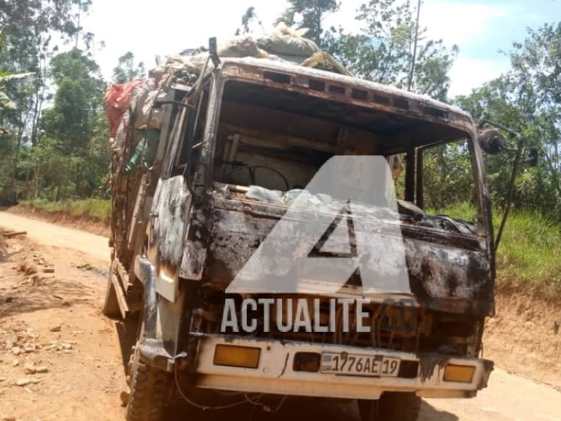 Un camion incendié par les combattants ADF sur la route Beni-Butembo