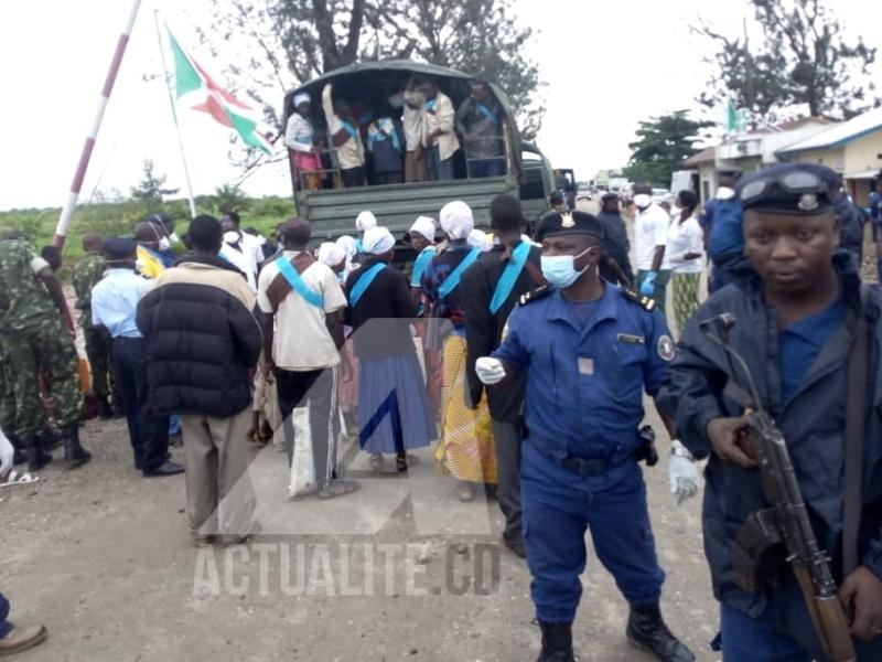 Des réfugiés burundais au poste frontalier de Katumba de retour de la RDC