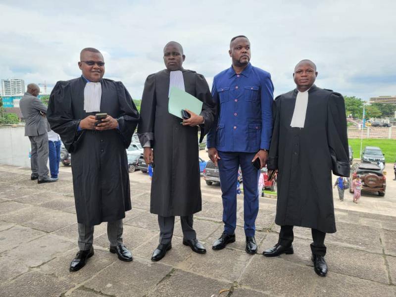 Ardent Kabambi entouré de ses avocats 