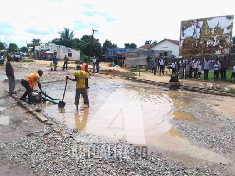 Les agents de l'OVD en train d'effectuer des travaux sur une artère de la ville de Kananga