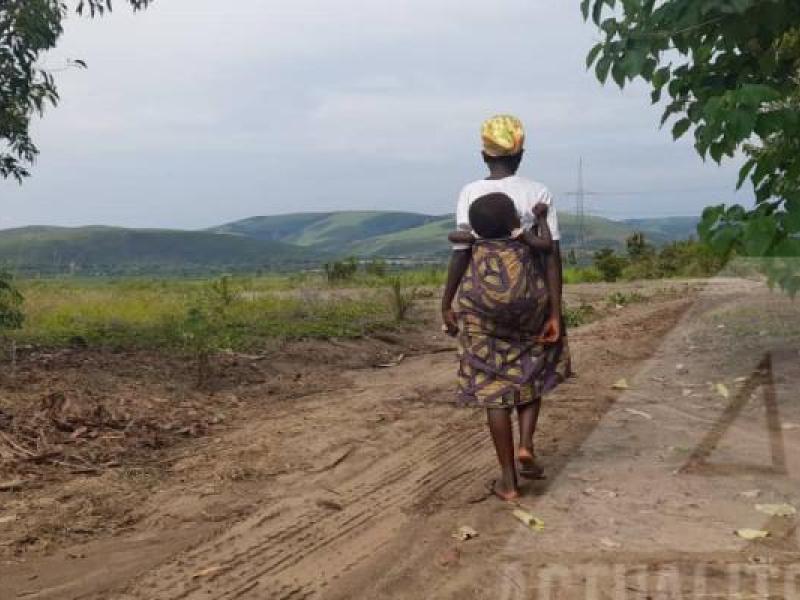 Henriette Kiakumbuta, 21 ans, avec l'un de ses quatre enfants sur le dos