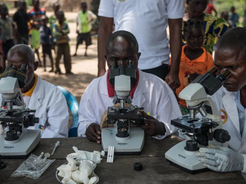 Médecins avec microscopes