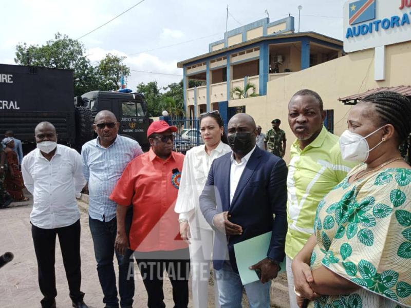 Le député national Raphaël Kibuka et ses collègues devant l'auditorat militaire des FARDC