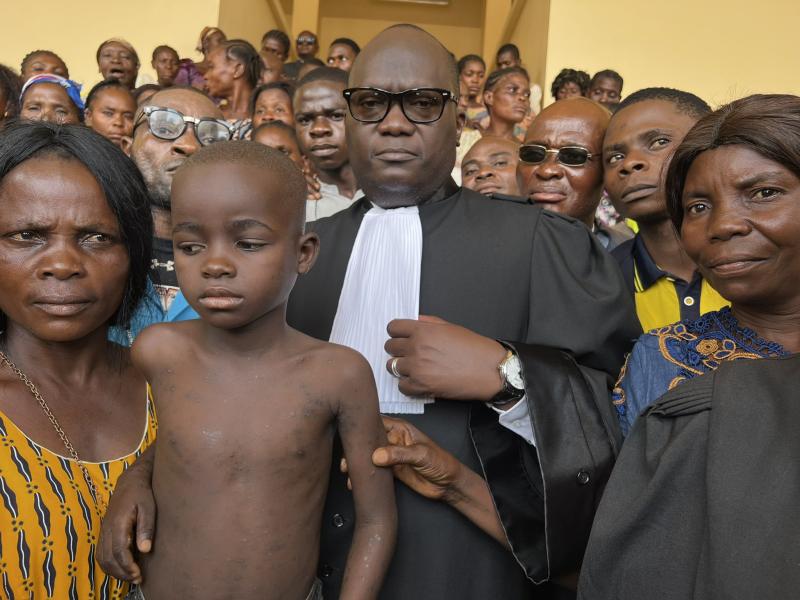 Guy Mafuta avec les victimes de la pollution