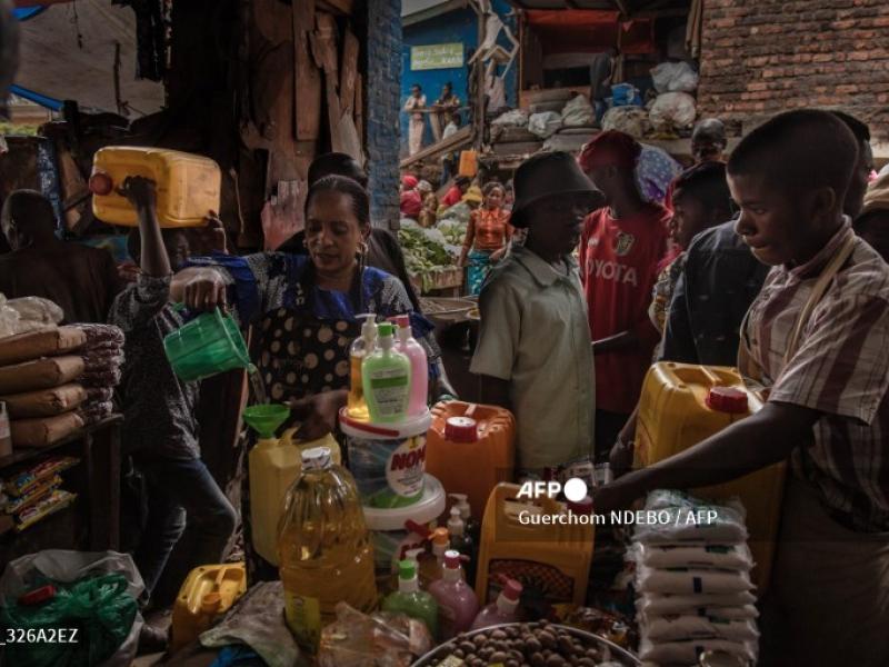 Des vendeurs des produits de première nécessité dans un marché à Bukavu