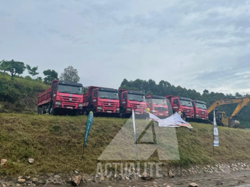 Des engins pour le projet de construction de la route Kasindi-Beni