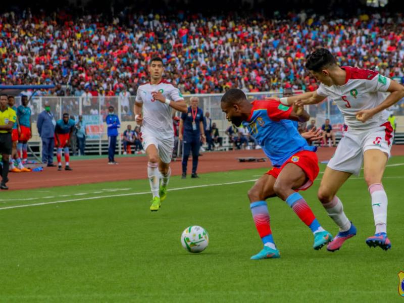 Cédric Bakambu aux prises avec deux joueurs marocains 