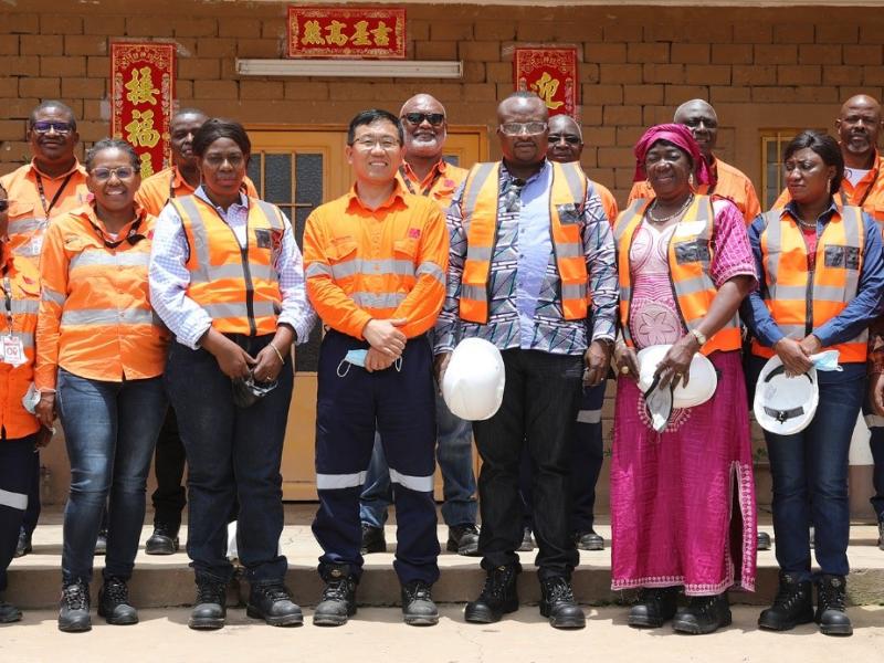 Au centre, premier rang, M. Weiquan Xia, Directeur Général de MMG Kinsevere entouré de la délégation de la présidence de la RDC, de la Gécamines et de la haute direction de MMG Kinsevere