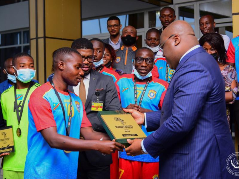 Félix Tshisekedi en train de congratuler l'équipe de la RDC, vainqueur du tournoi panafricain interscolaire 