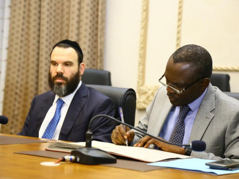 Dan Gertler signant l'accord avec la partie congolaise