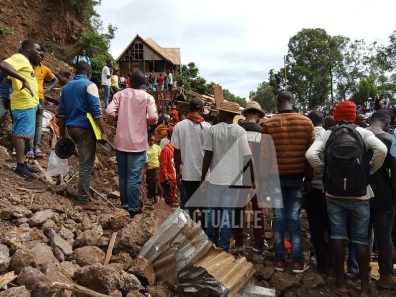 Des personnes rassemblées après un éboulement de terre à Bukavu