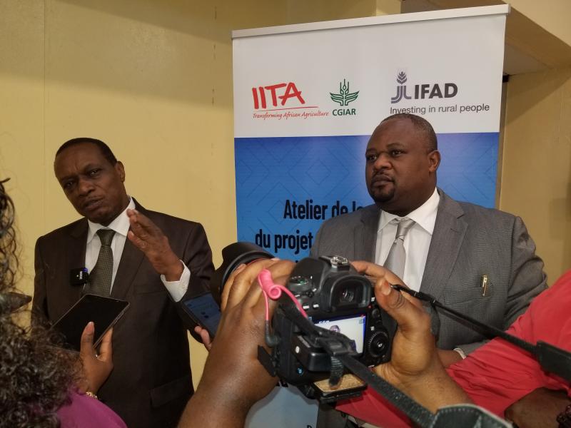 Le Résident pays IITA et le Dircab du ministre d'État au développement rural. Photo actualite.cd