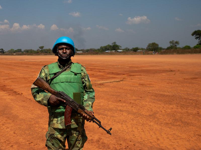 Un soldat de la Minusca lors d'une mission de maintien de la paix à Paoua dans le nord-ouest de la Centrafrique, le 2 décembre 2021. © Barbara Debout, AFP