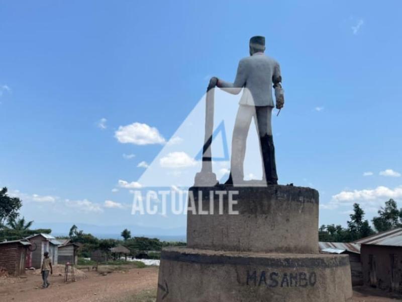 Ici le monument au centre de la localité de Masambo